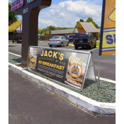 Structure avec bache publicitaire pour stade