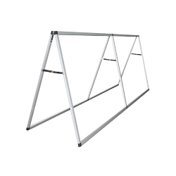 Structure avec bache publicitaire pour stade